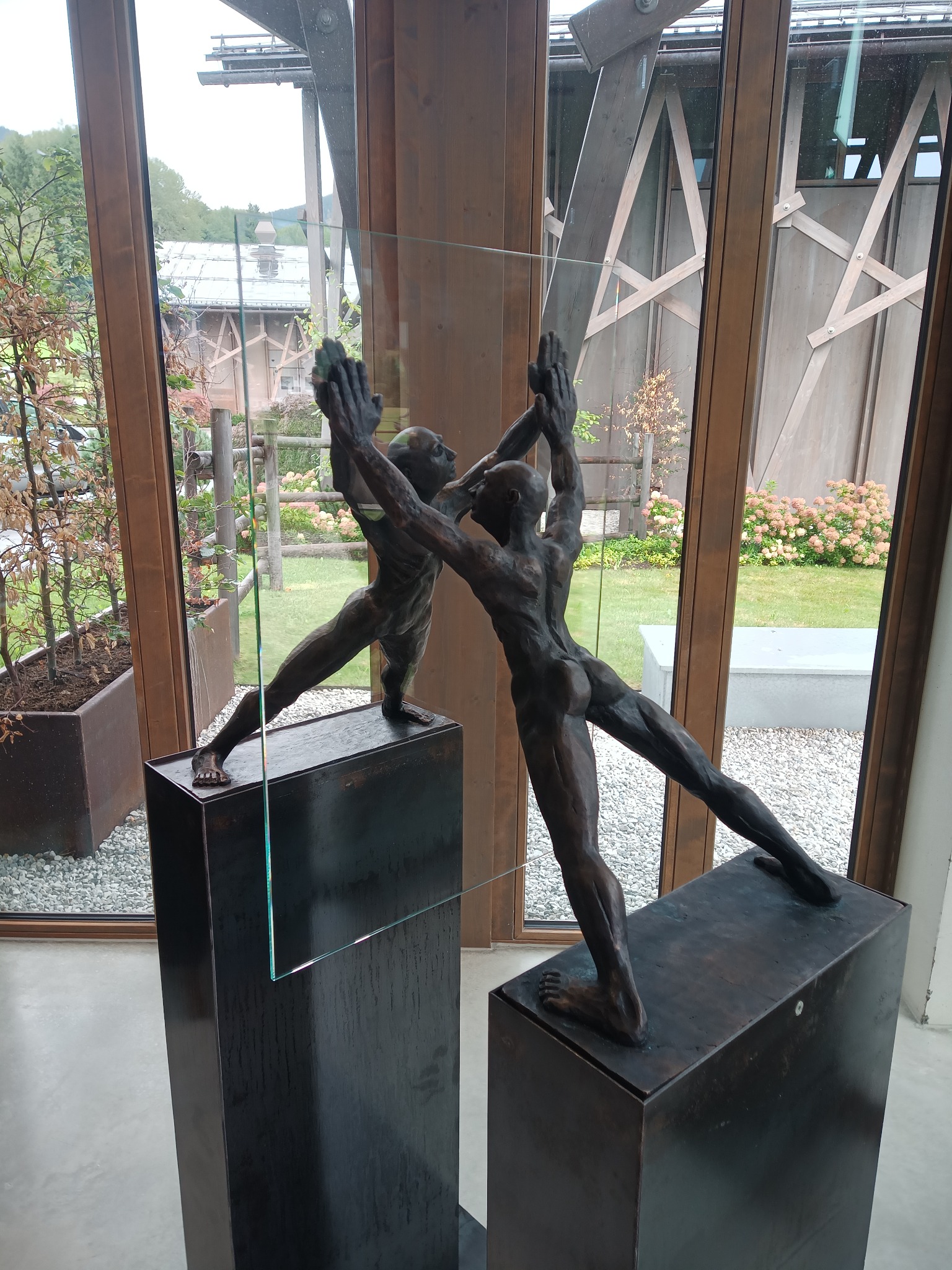 Distanz by Joachim Seitfudem, detail in museum context