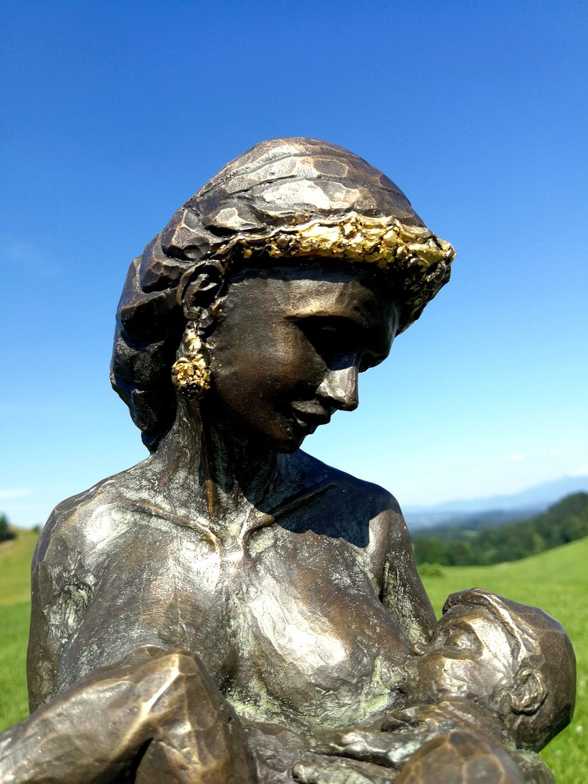 Mutterliebe, Bronze work by Joachim Seitfudem