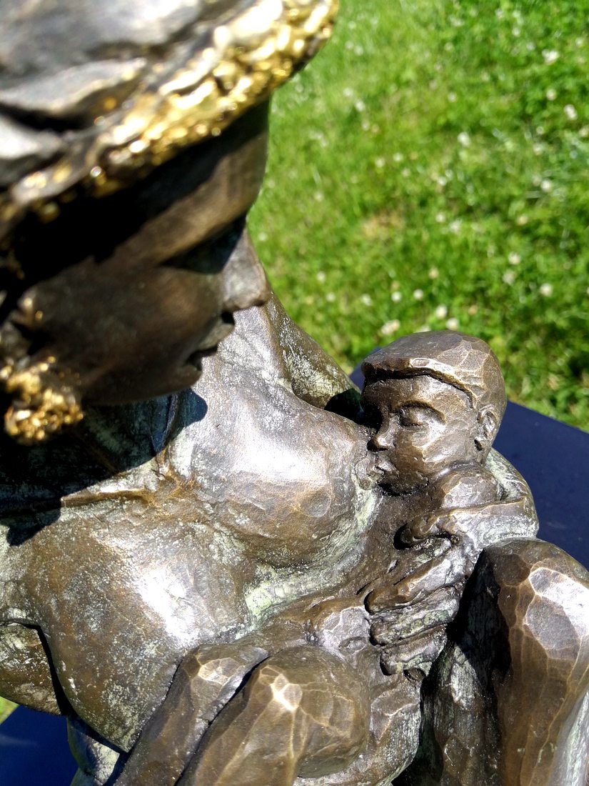 Mutterliebe, Bronze work by Joachim Seitfudem